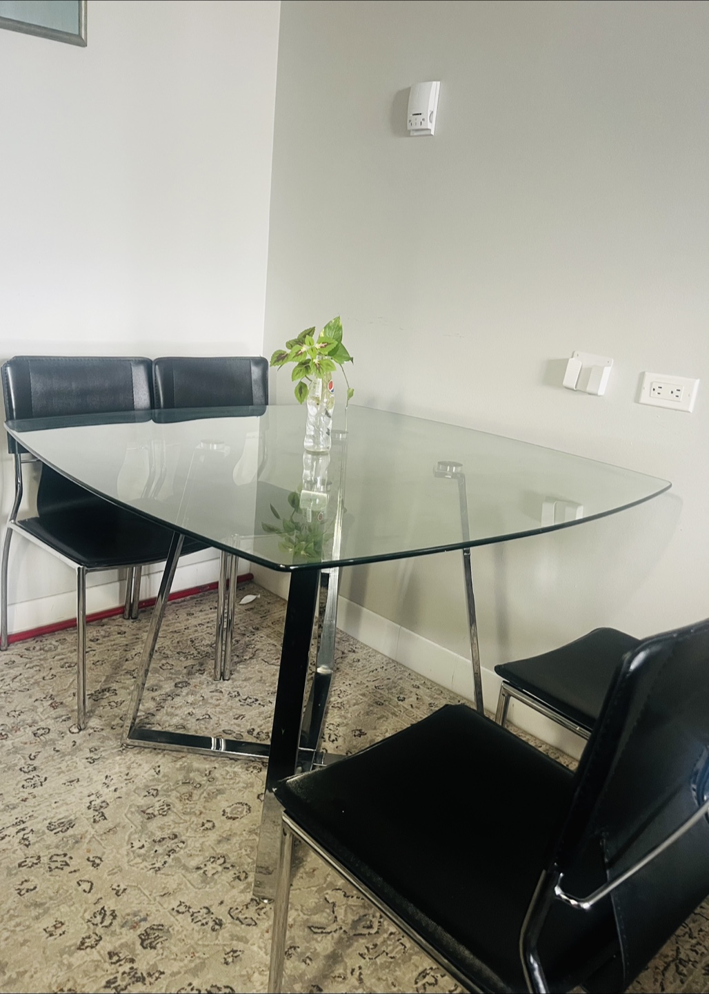 Glass dining table with 4 leather chairs - photo 4