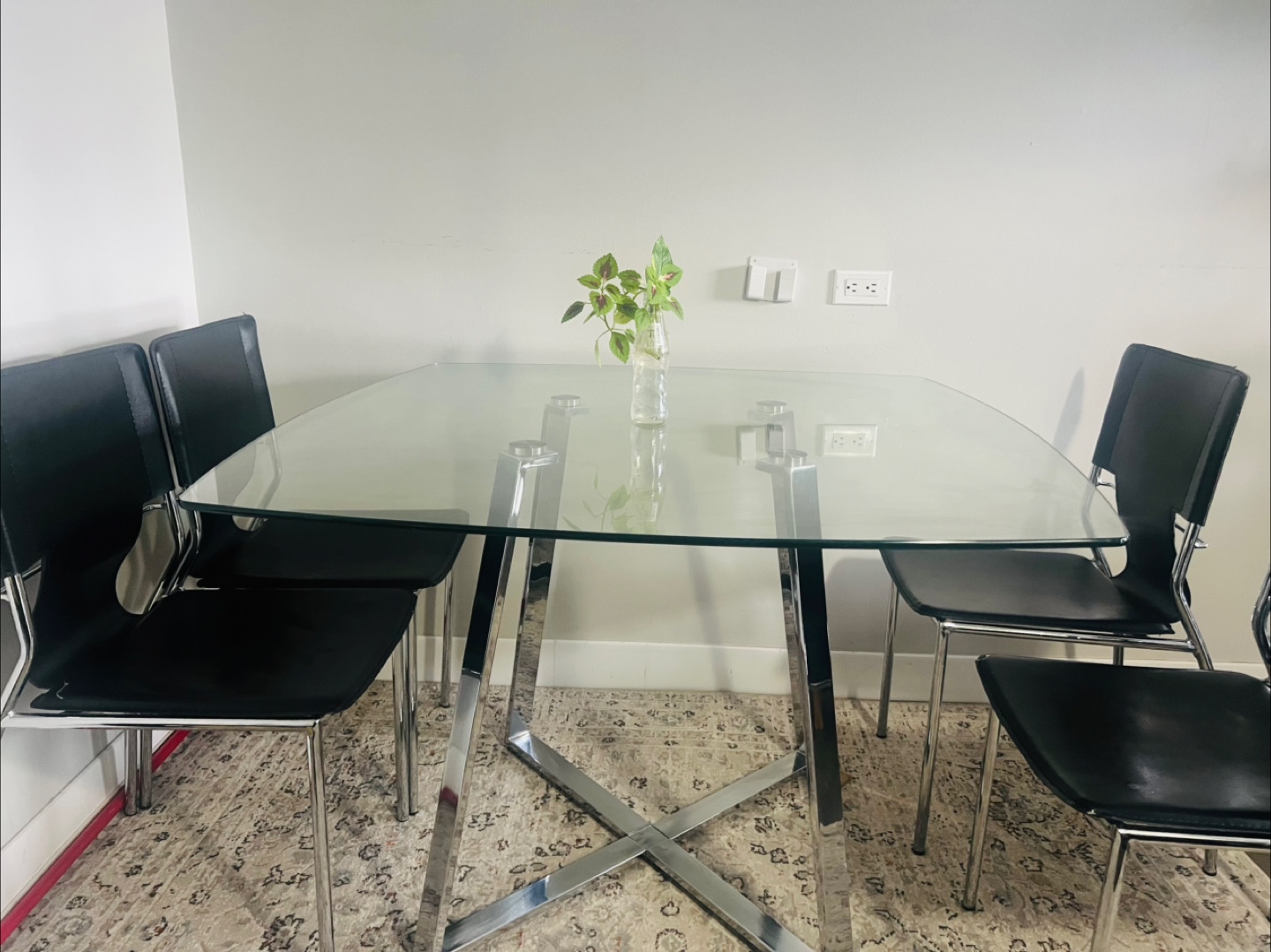 Glass dining table with 4 leather chairs - photo 3