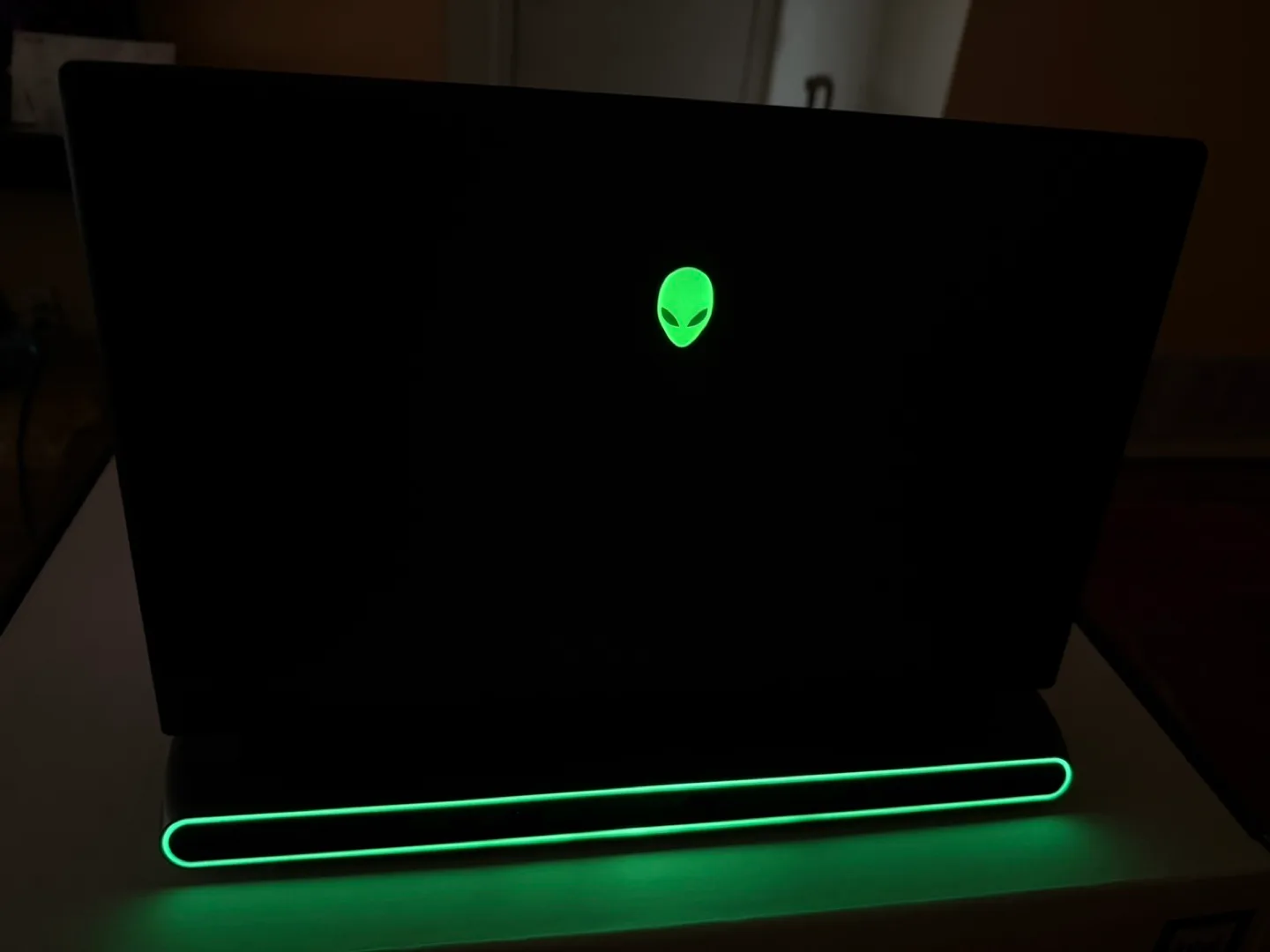 Alienware M15 R7-Like New! image indicator(3)