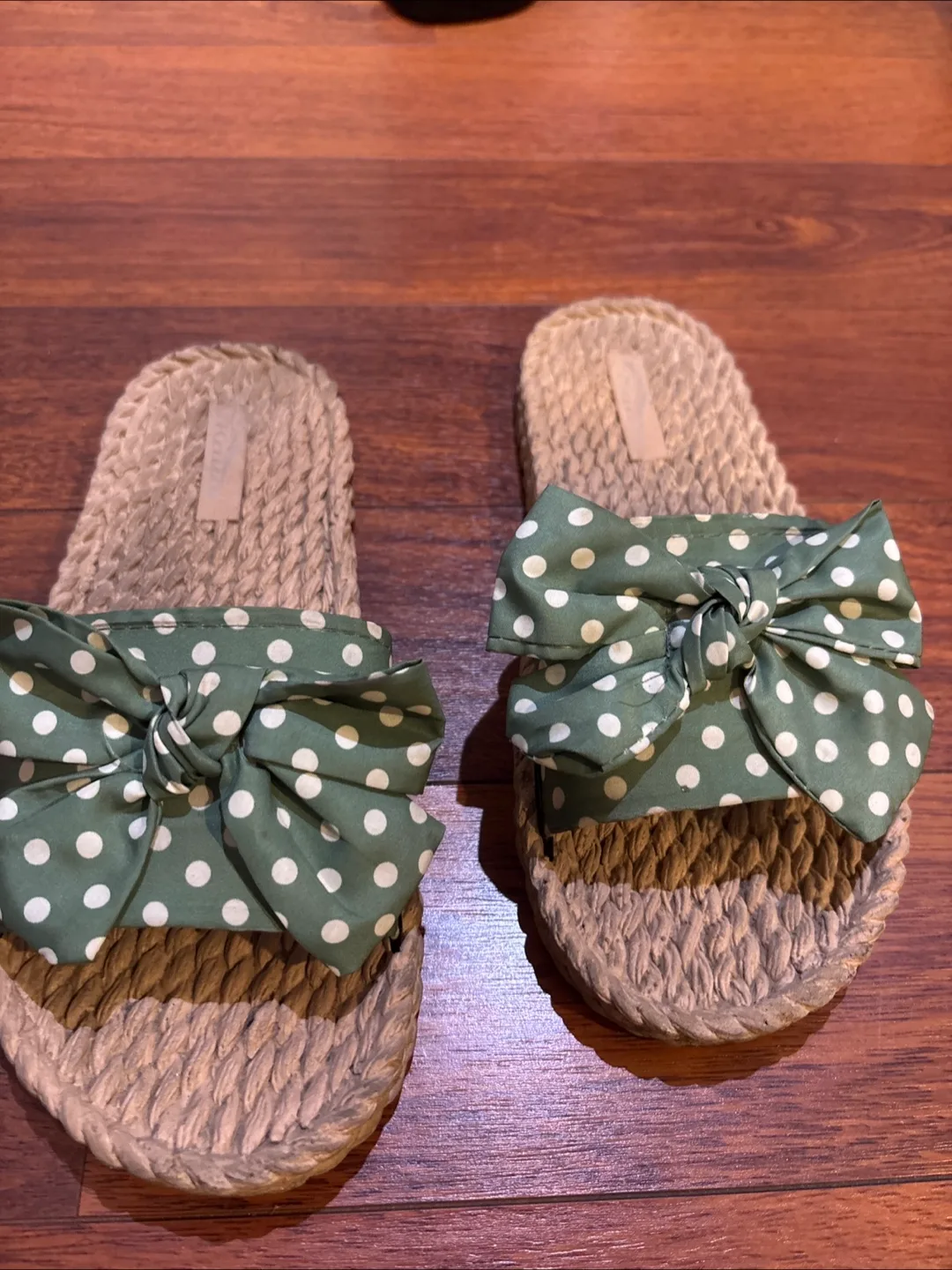 Sandals with Green Polka Dot Bow image indicator(2)