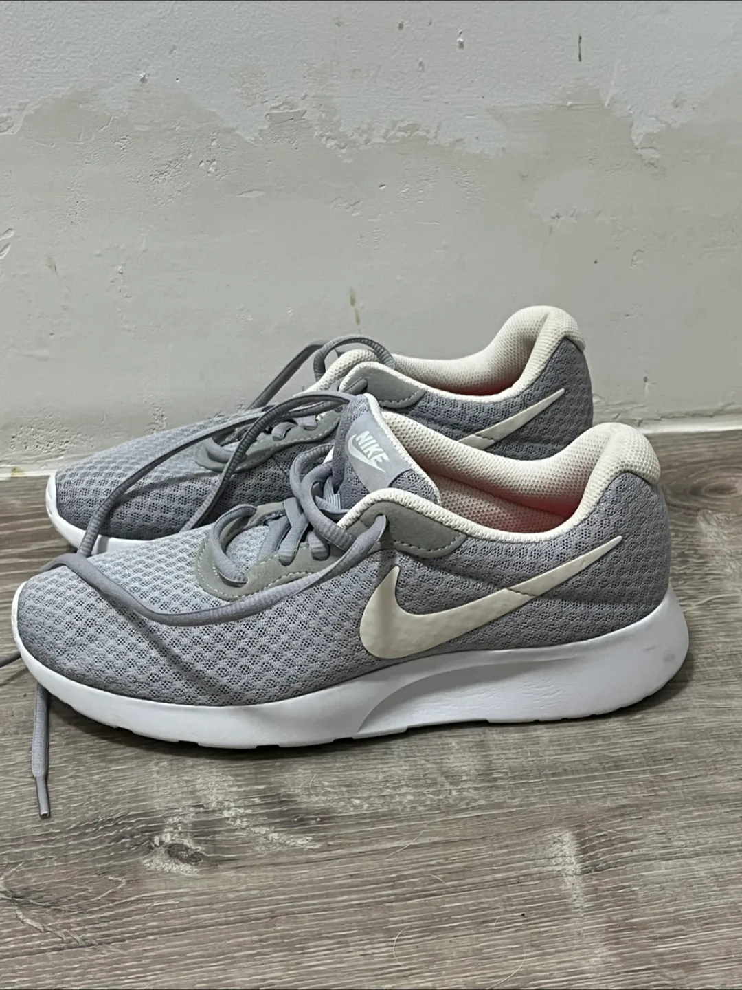 Nike Tanjun Gray Sneakers thumbnail