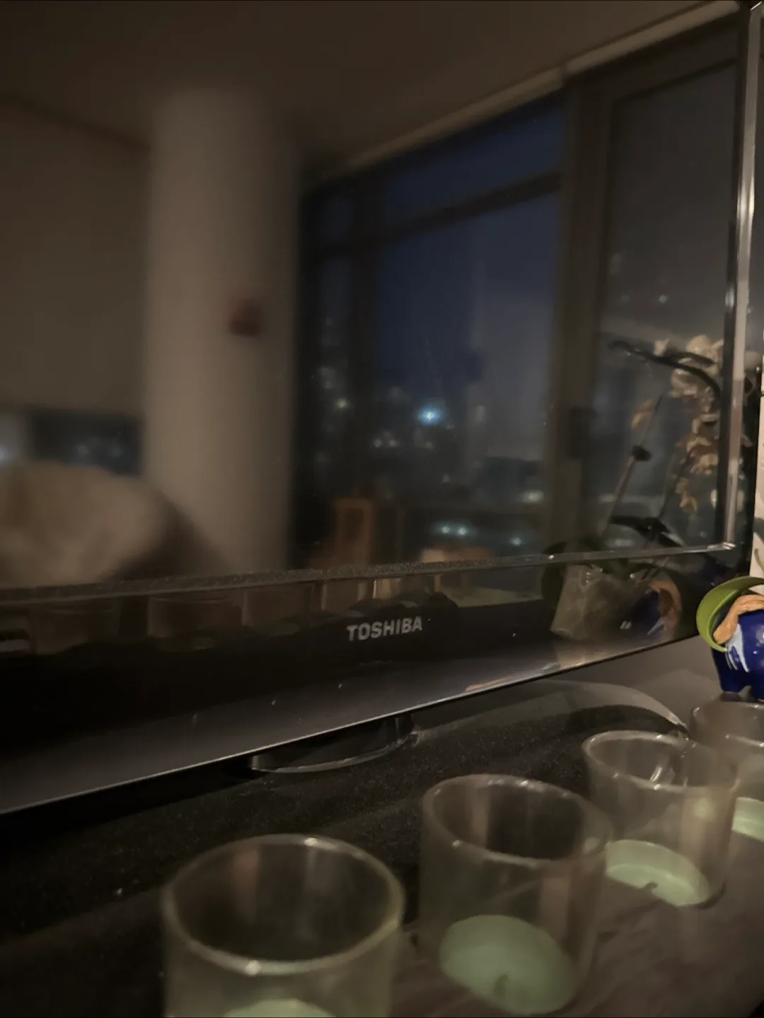 40 inch Toshiba TV with Remote - can deliver! image indicator(2)