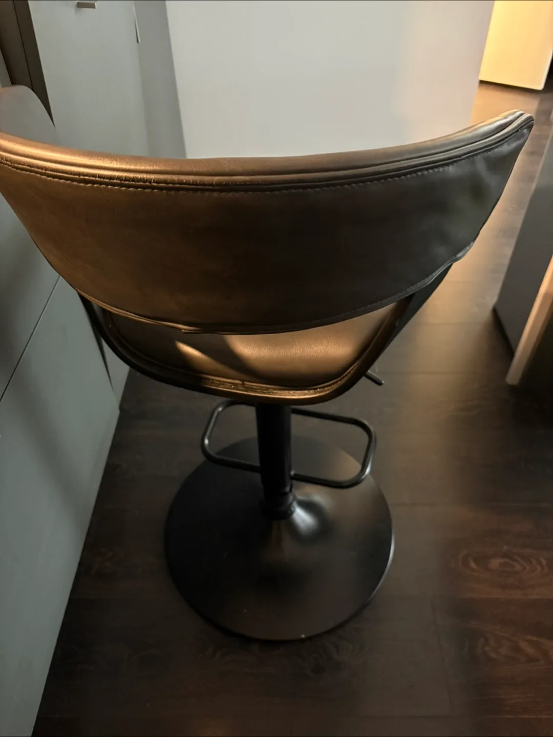 Bar / counter stool image indicator(3)