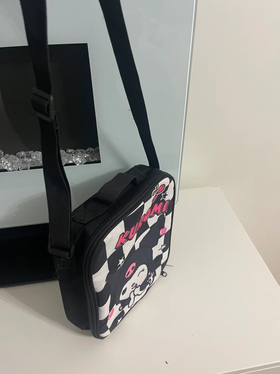 Large Kuromi lunch bag with shoulder strap image indicator(5)