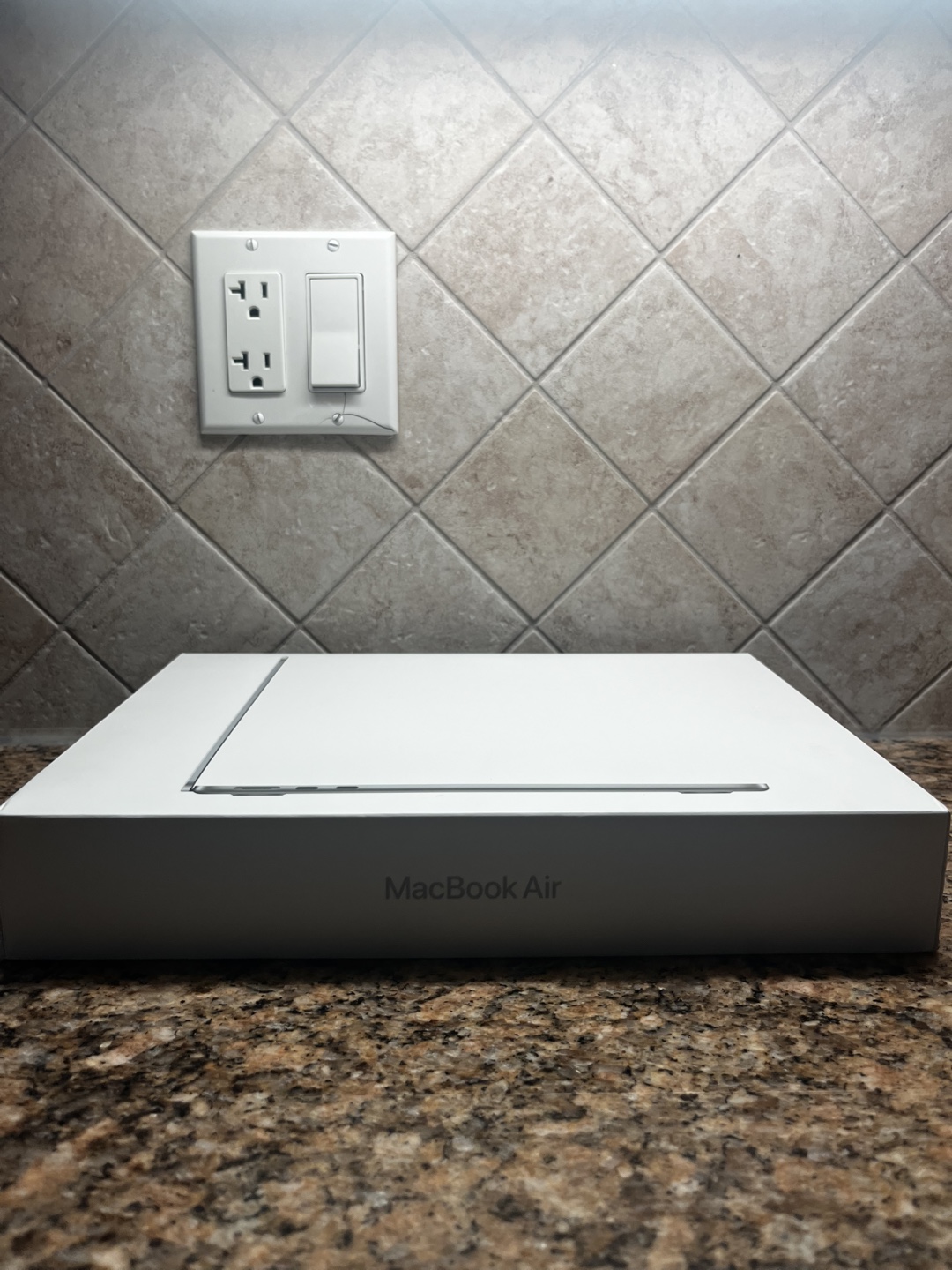 MacBook Air 13.6-inch M2 Chip - Like New!