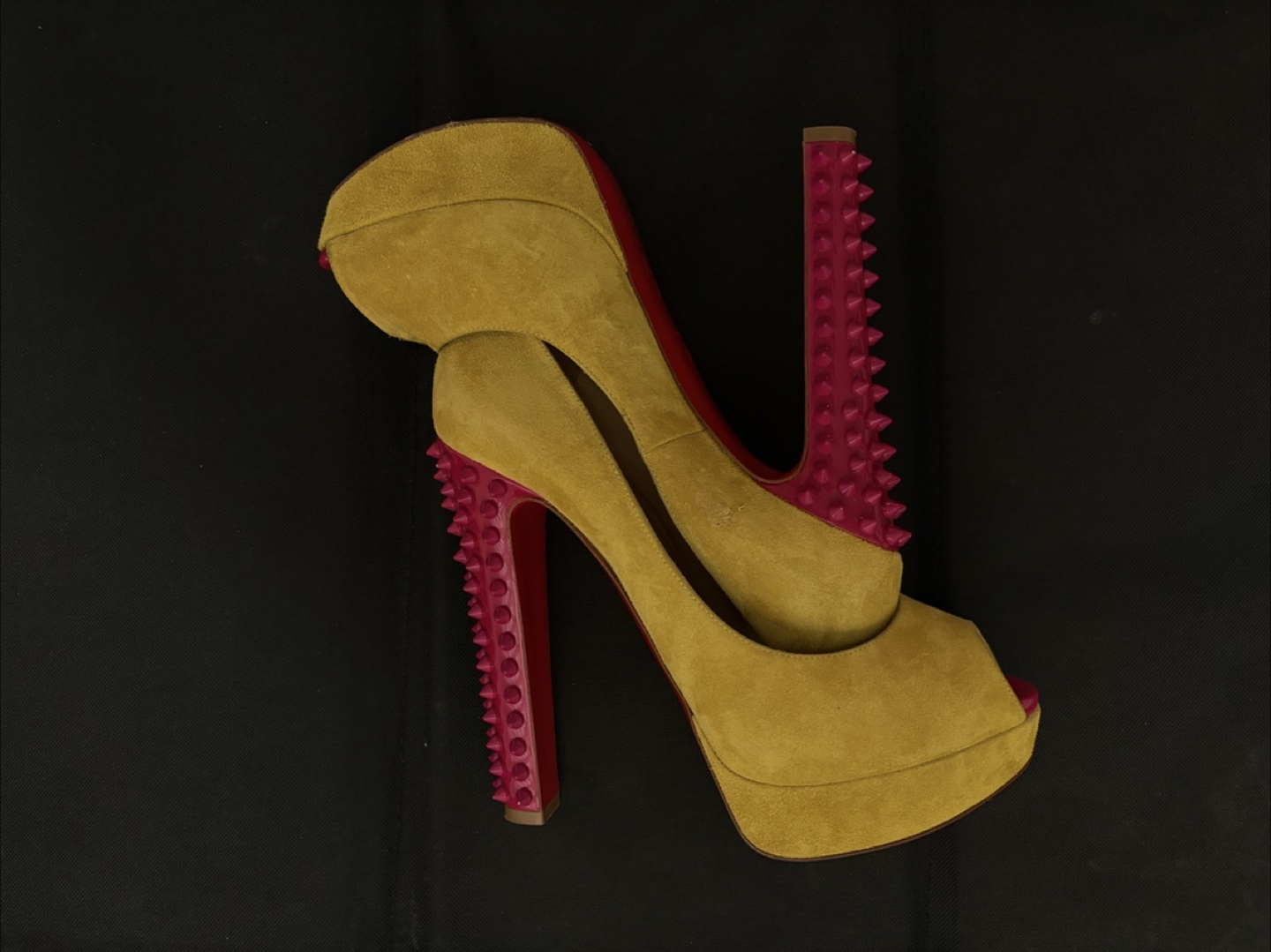 Christian Louboutin Yellow Suede pump, Size 39.5 - photo 5