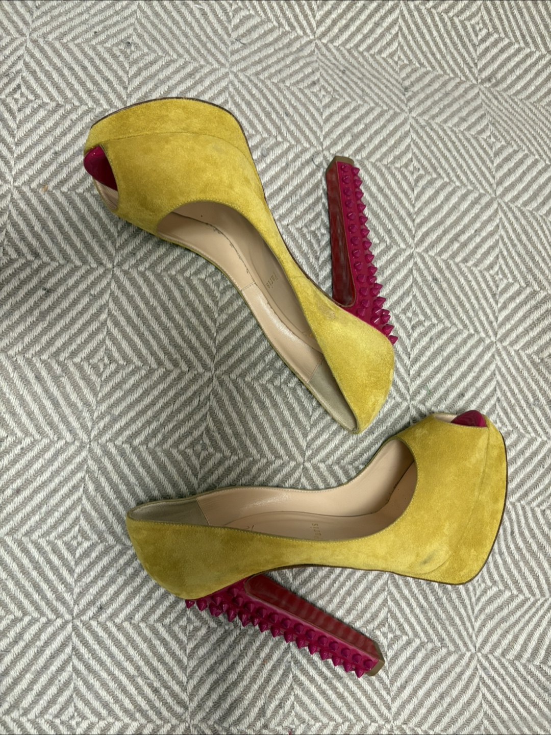Christian Louboutin Yellow Suede pump, Size 39.5 - photo 3