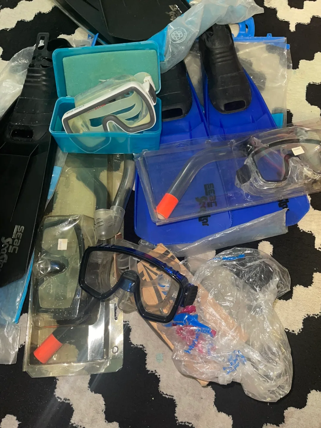 diving set 3 fins 4 goggles image indicator(4)