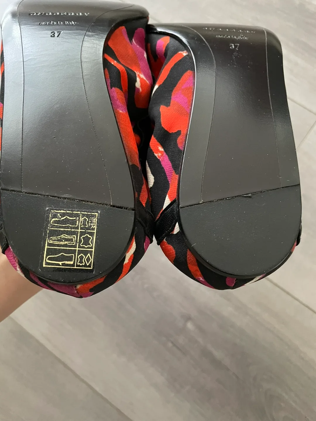 Authentic Burberry Ballet Flats Size 37 image indicator(7)