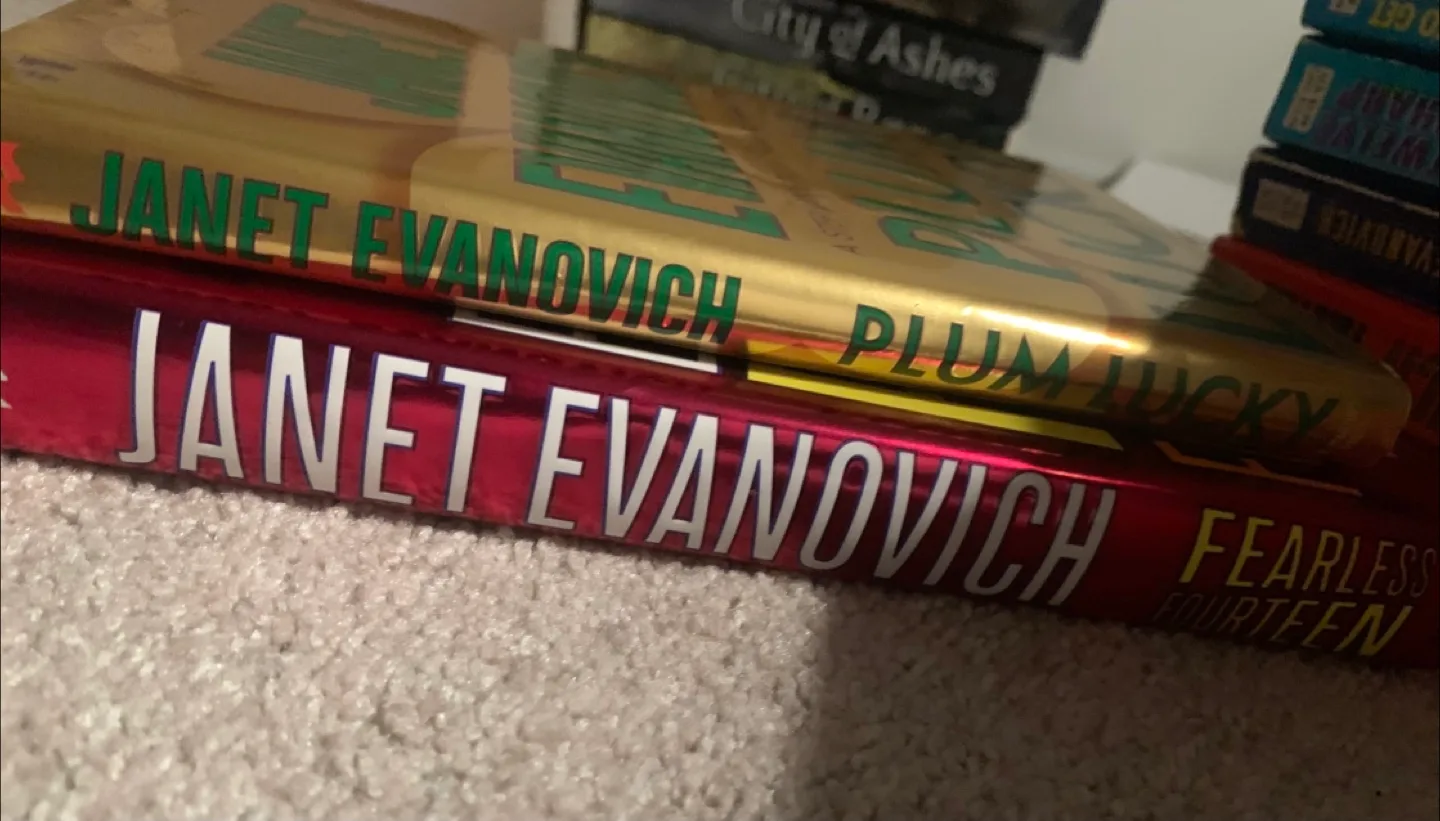 Stephanie Plum Series by Janet Evanovich image indicator(4)