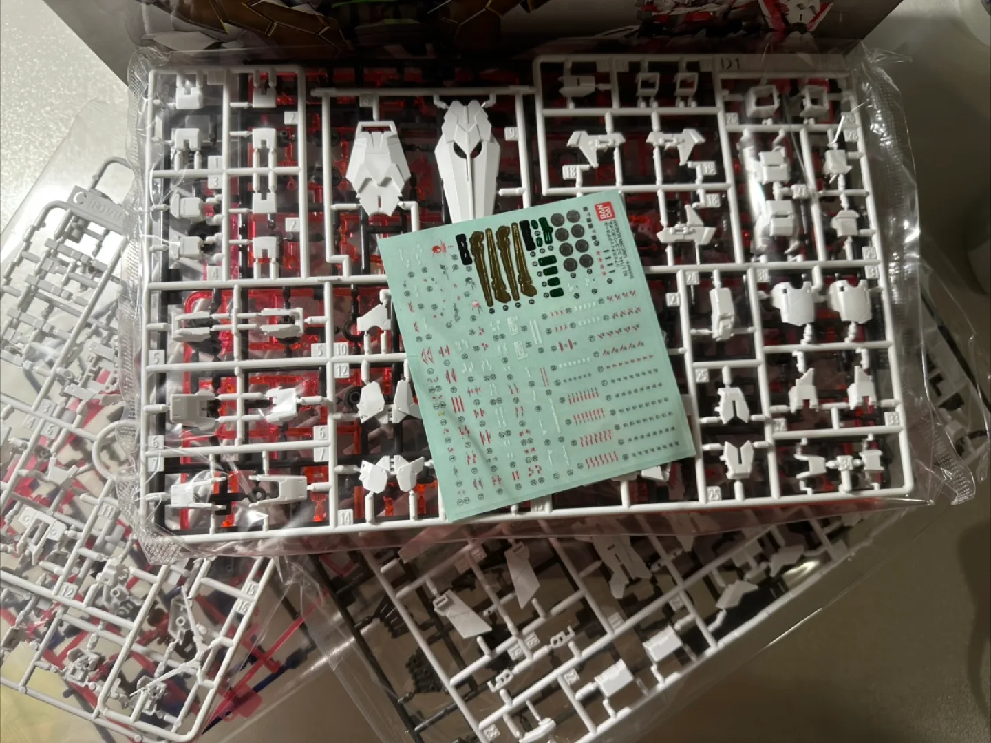 Bandai RG 1/144 RX-0 Unicorn Gundam Model Kit image indicator(3)