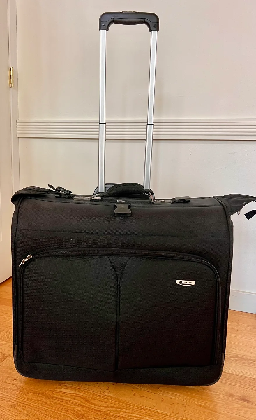 Delsey light weight garment bag image indicator(2)