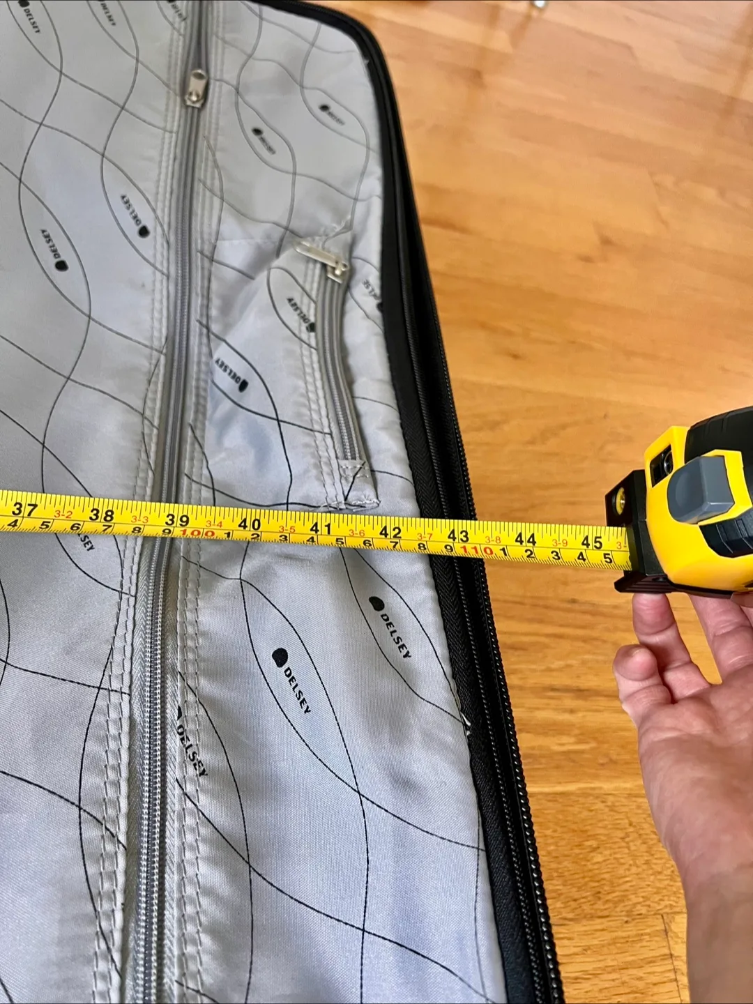 Delsey light weight garment bag image indicator(5)