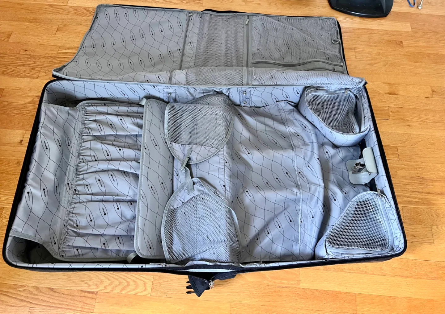 Delsey light weight garment bag image indicator(4)