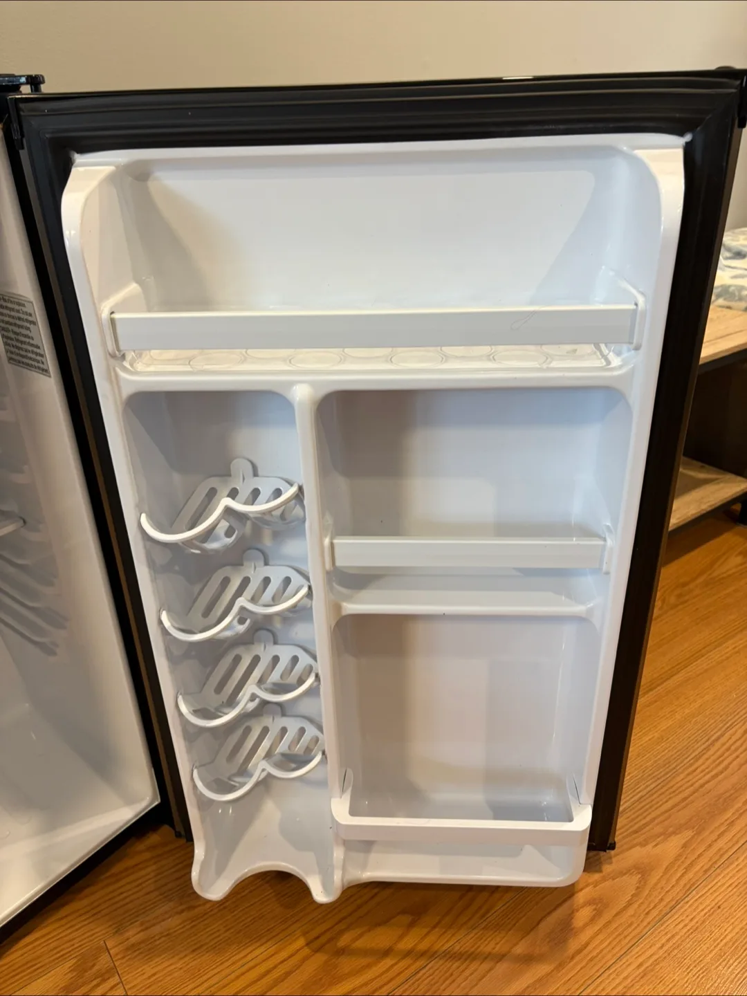 🧊Danby Designer Mini Fridge 4.4 cu.ft – Like New! image indicator(3)