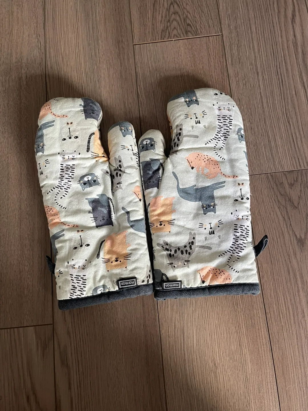 Kaufmann Cat Print Oven Mitts - Set of 2 image indicator(2)