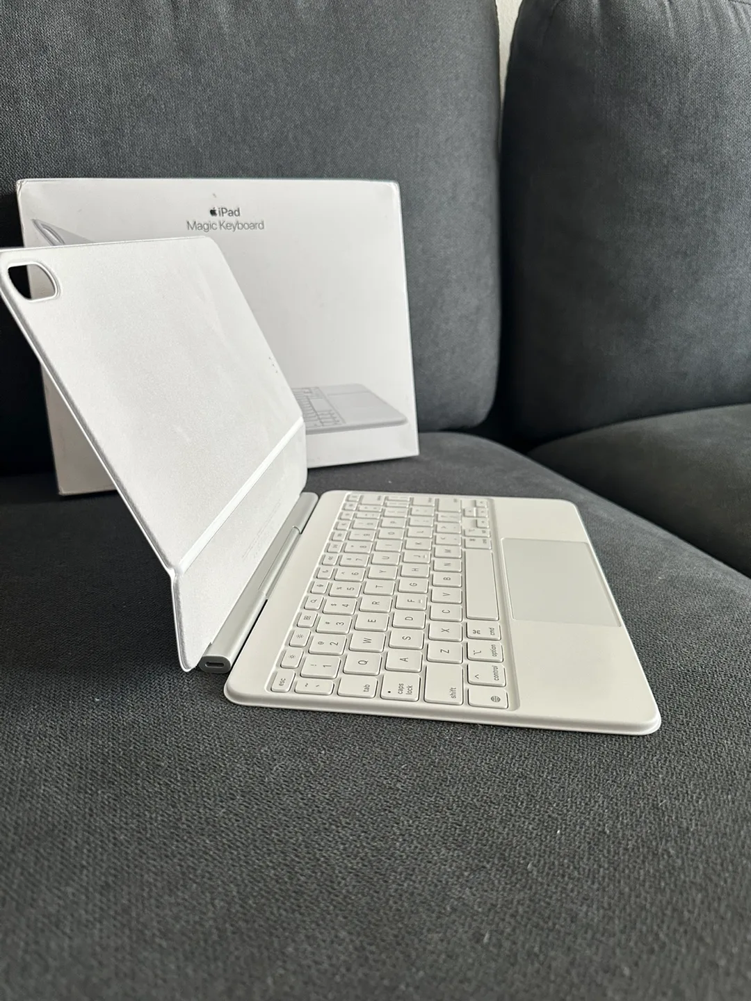 Apple iPad Magic Keyboard iPad Air 11 (M2 and M3) - White image indicator(3)