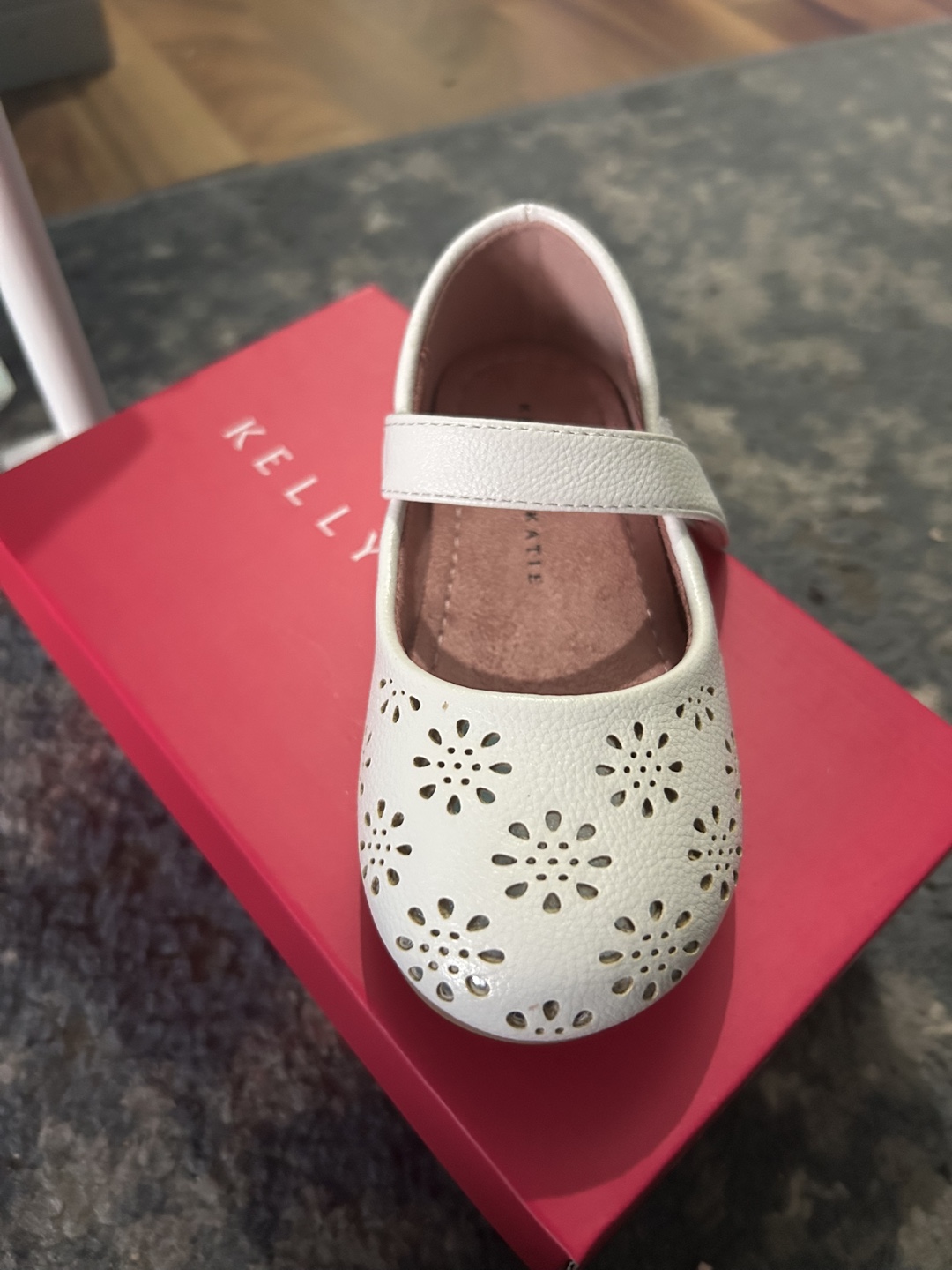 Kelly & Katie White Daisy Shoes - Size 8