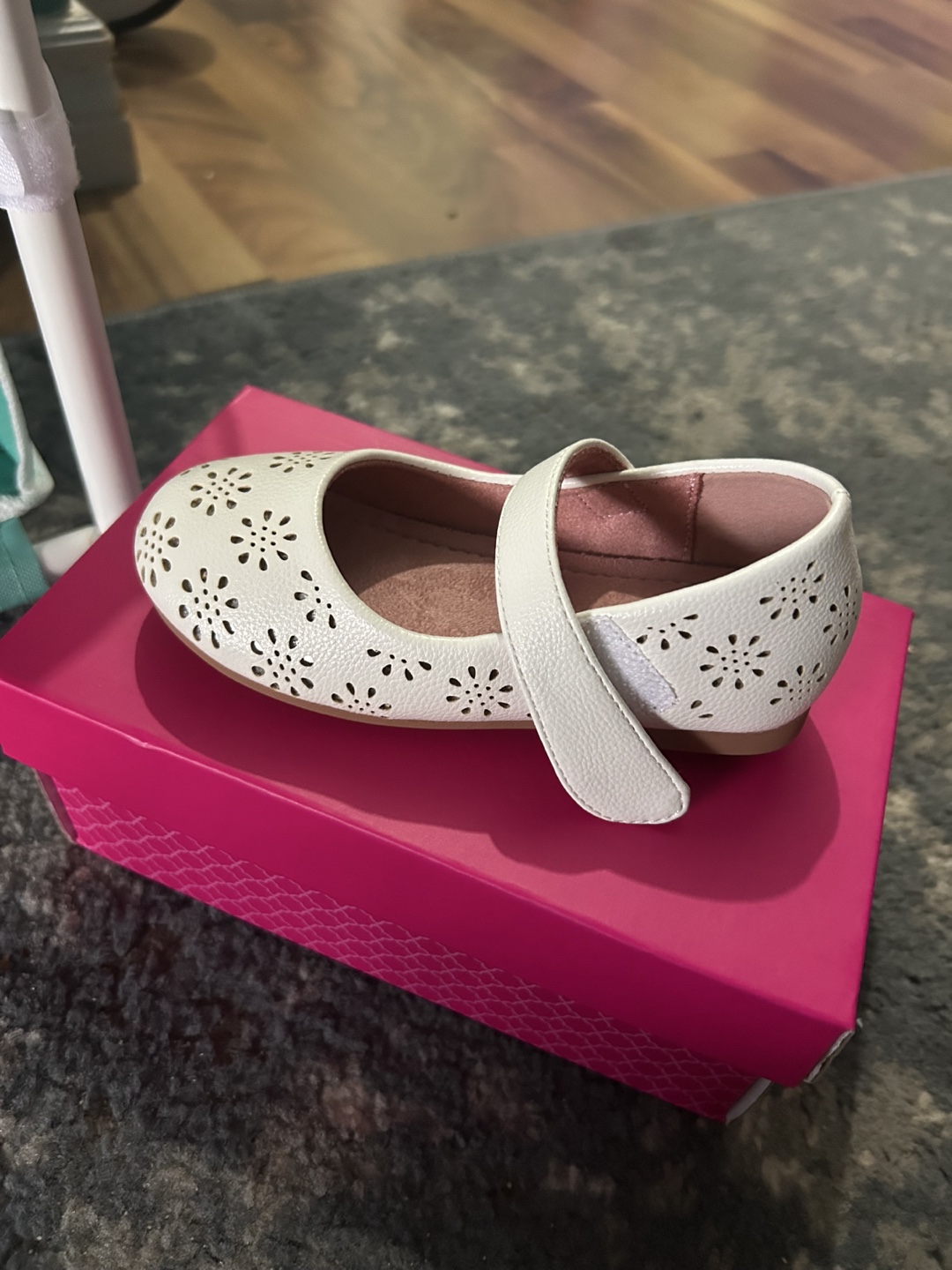 Kelly & Katie White Daisy Shoes - Size 8 - photo 3