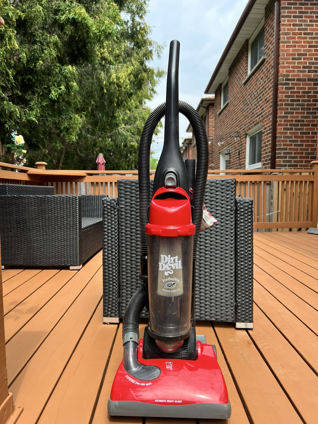 Dirt Devil Featherlite Bagless Upright Vacuum