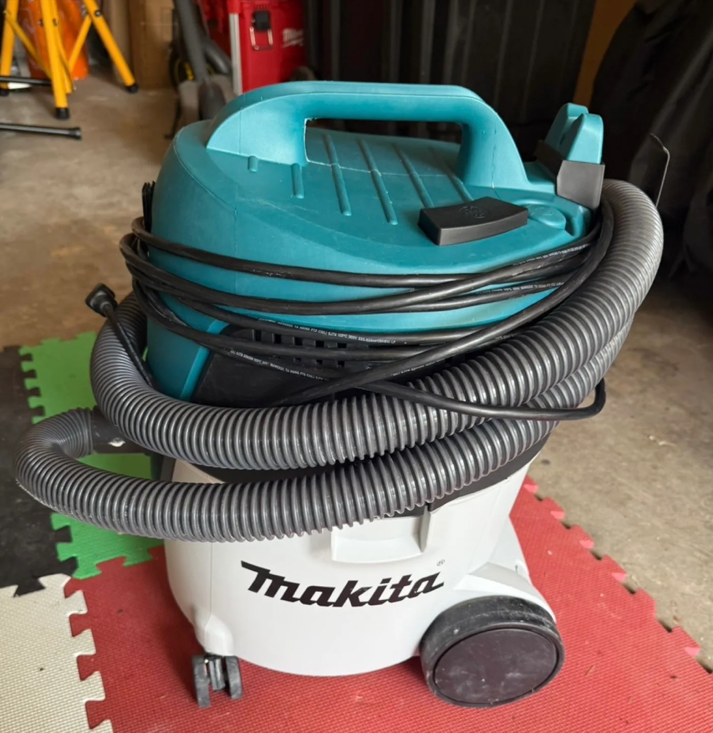 Makita push and clean L class dust extractor Vacuum thumbnail