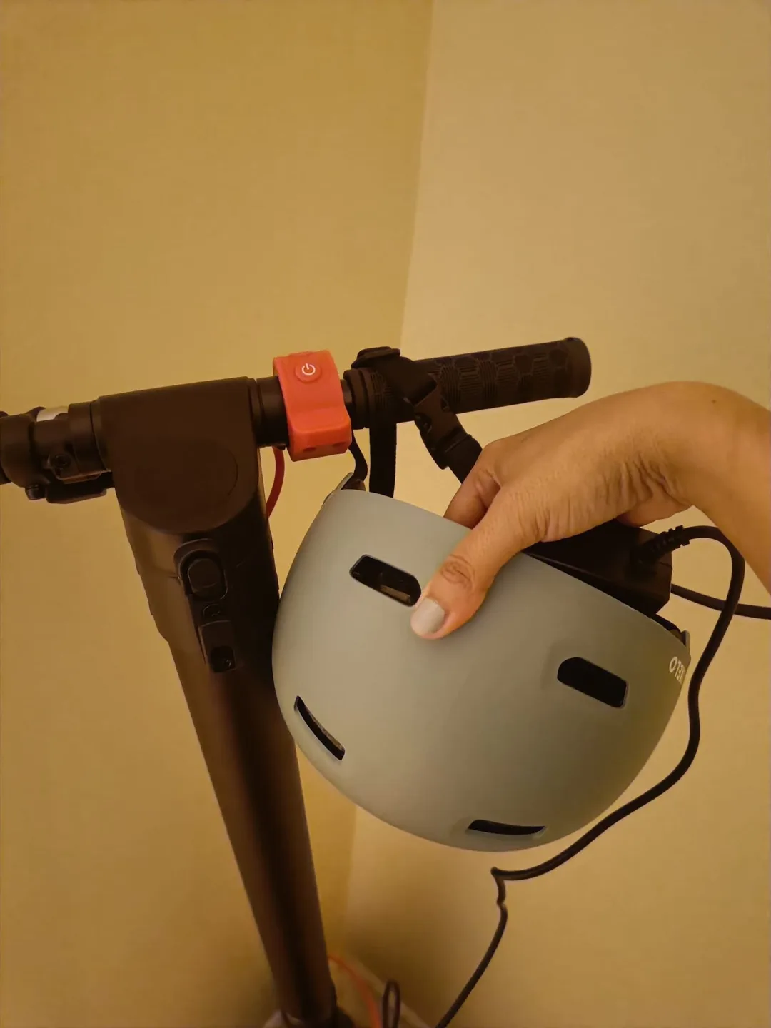 Electric Scooter + Helmet + Lock + Tire Pump image indicator(3)