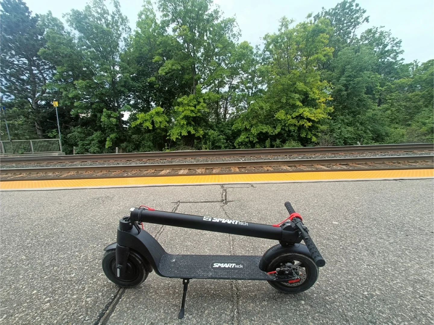 Electric Scooter + Helmet + Lock + Tire Pump image indicator(4)