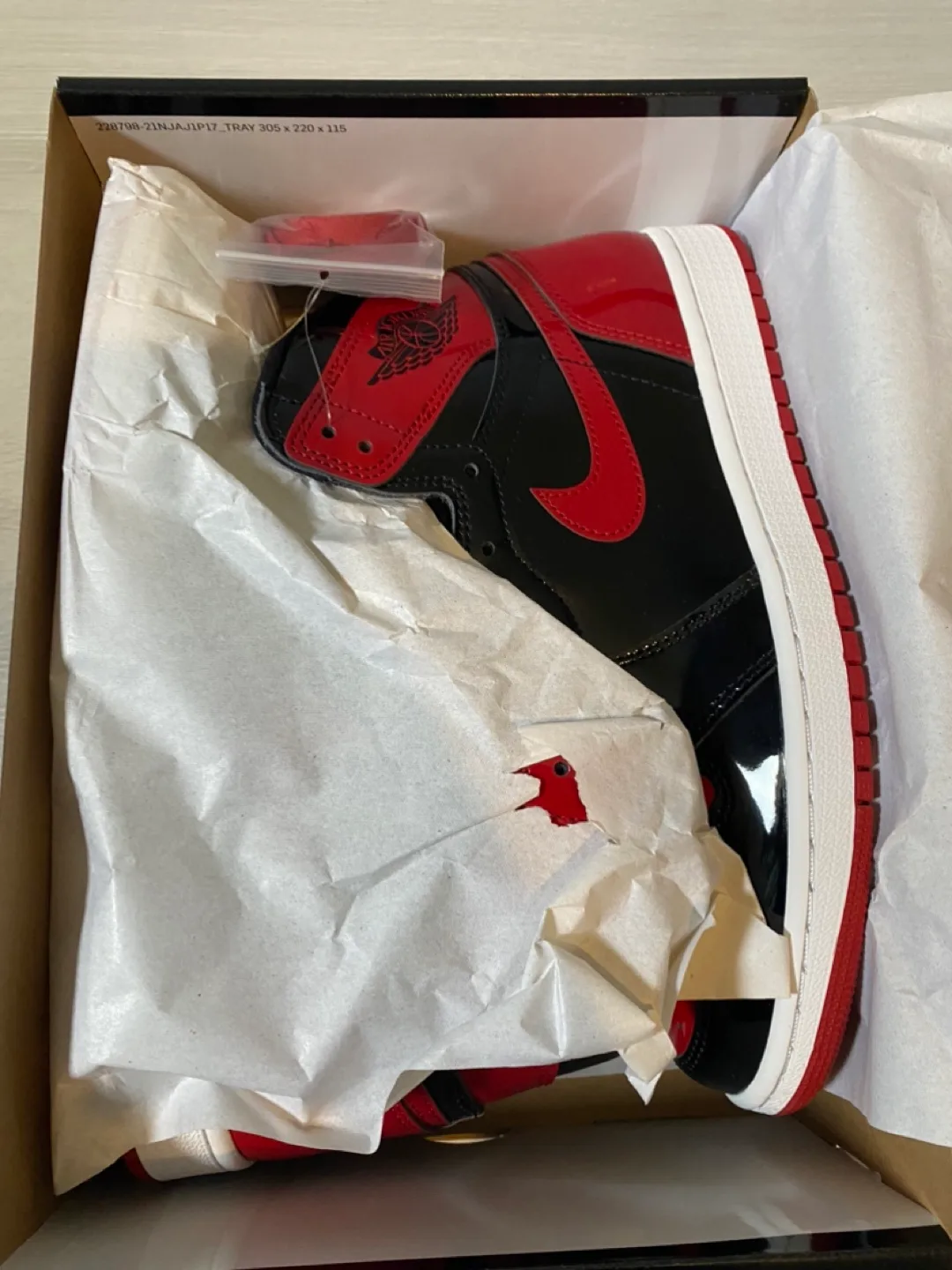Jordan 1 Retro High patent bred - Size 9.5 thumbnail