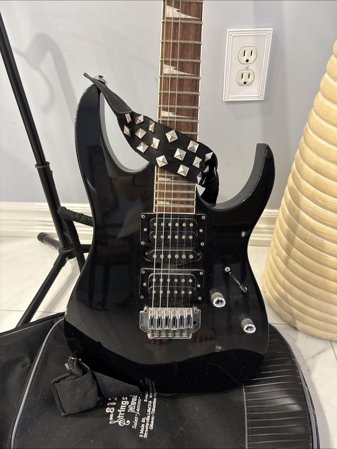 MOVING SALE - Ibanez Electric Guitar with Stand & Case - photo 2