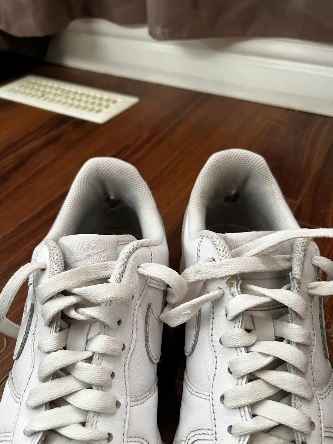 Nike Air Force 1 White - US 9 image indicator(3)