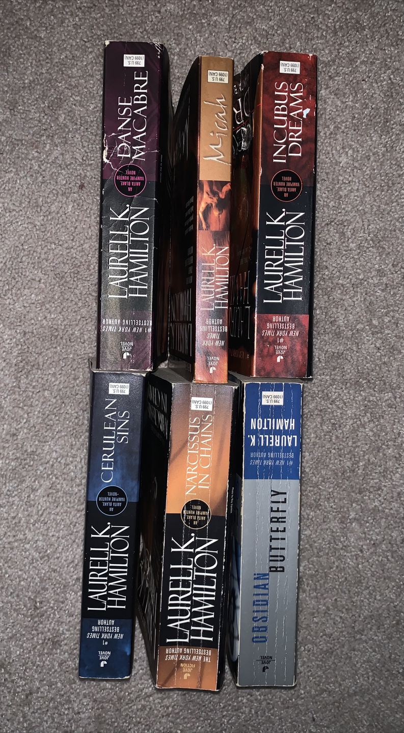 Laurell K. Hamilton Anita Blake Vampire Hunter Novels - photo 3