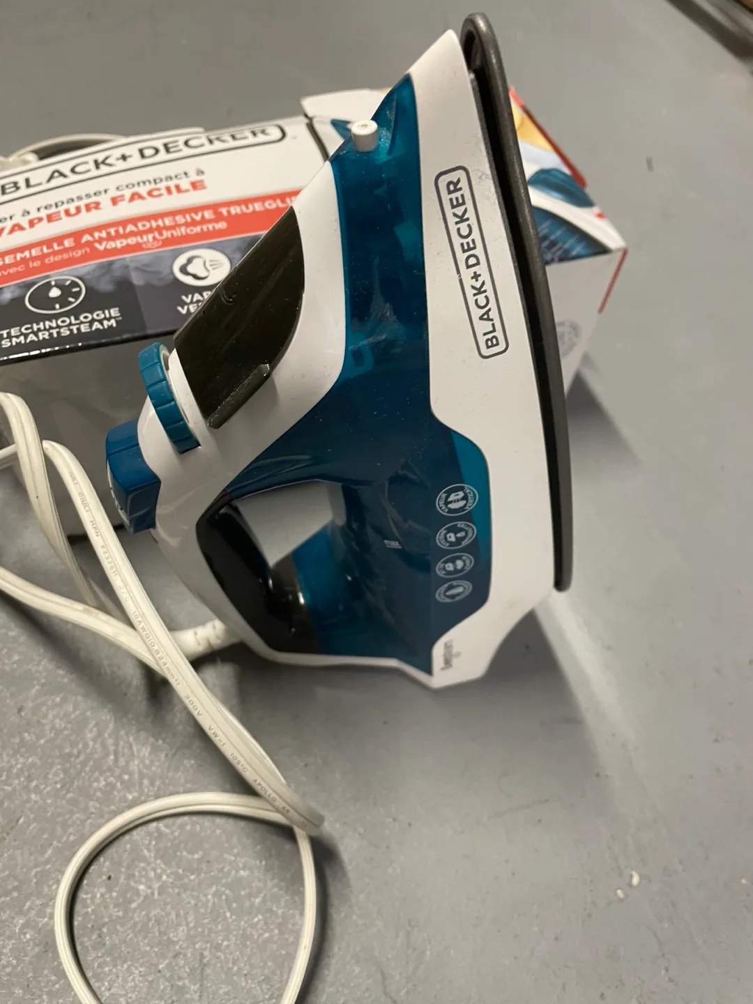 Black+Decker Easy Steam Iron thumbnail