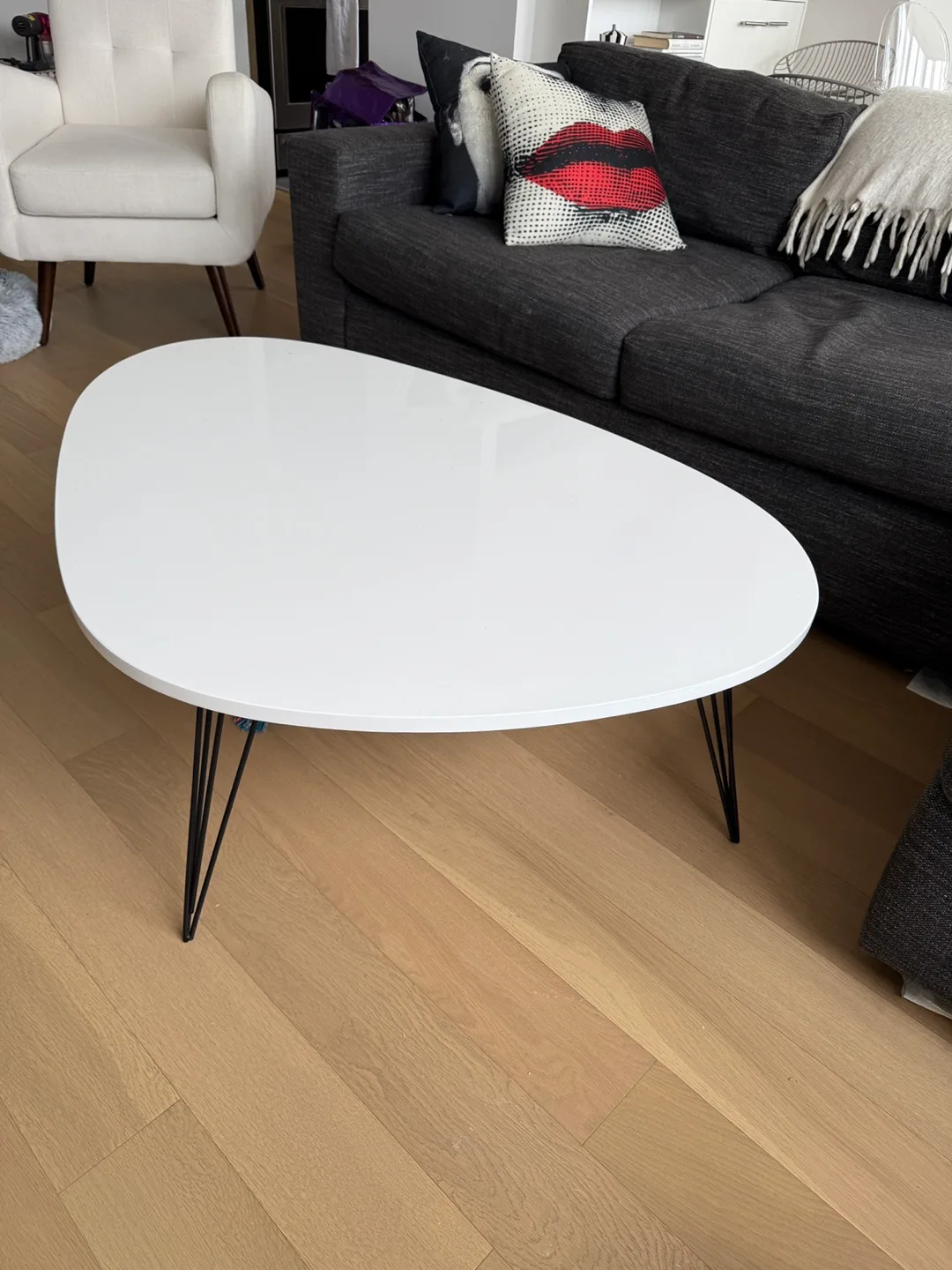White Modern Coffee Table thumbnail