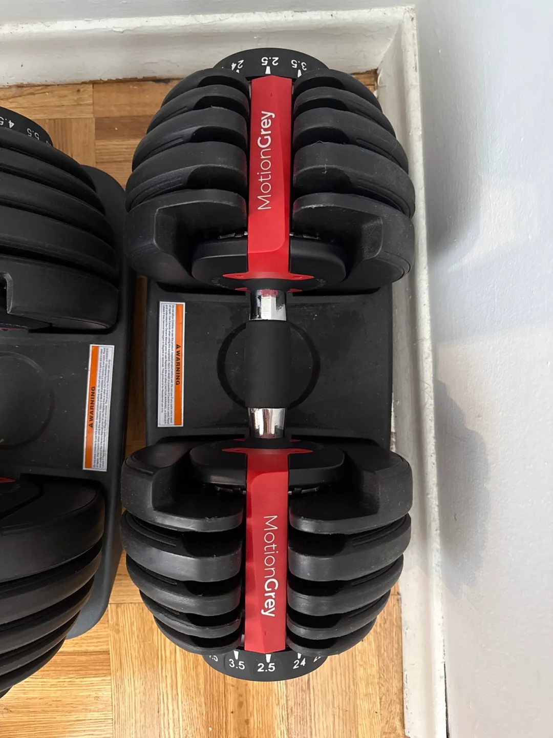 MotionGrey Adjustable Dumbbell Set image indicator(2)