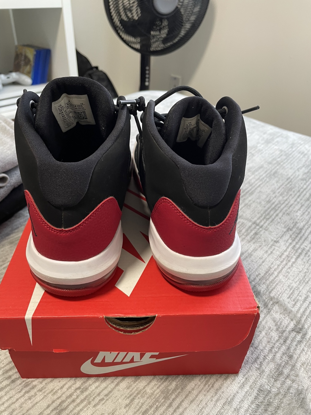 Jordan Max Aura 4 Black/Red Youth Size 5.5Y - photo 3