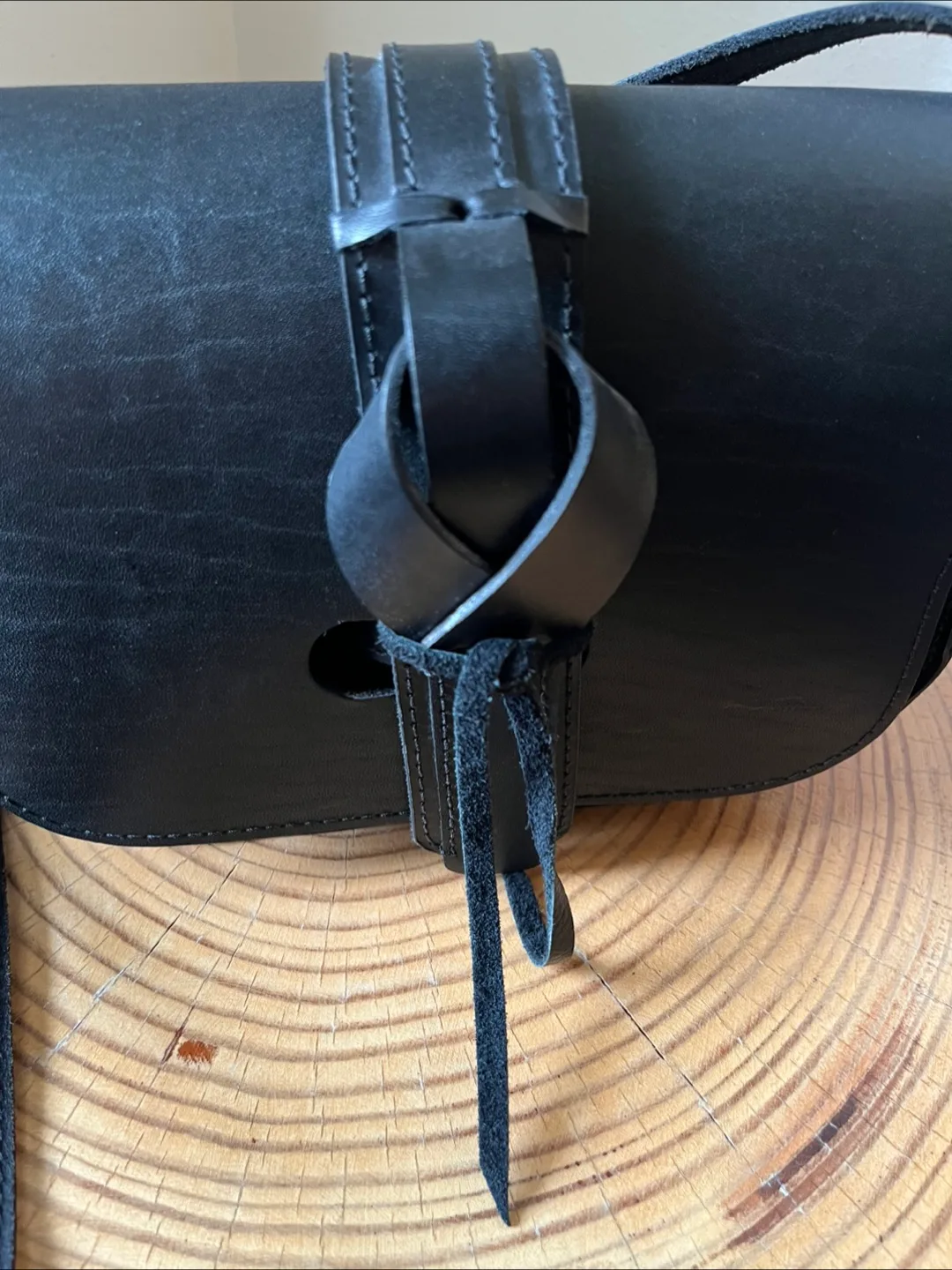 NEW Artisan Cross-Body Leather Bag image indicator(2)