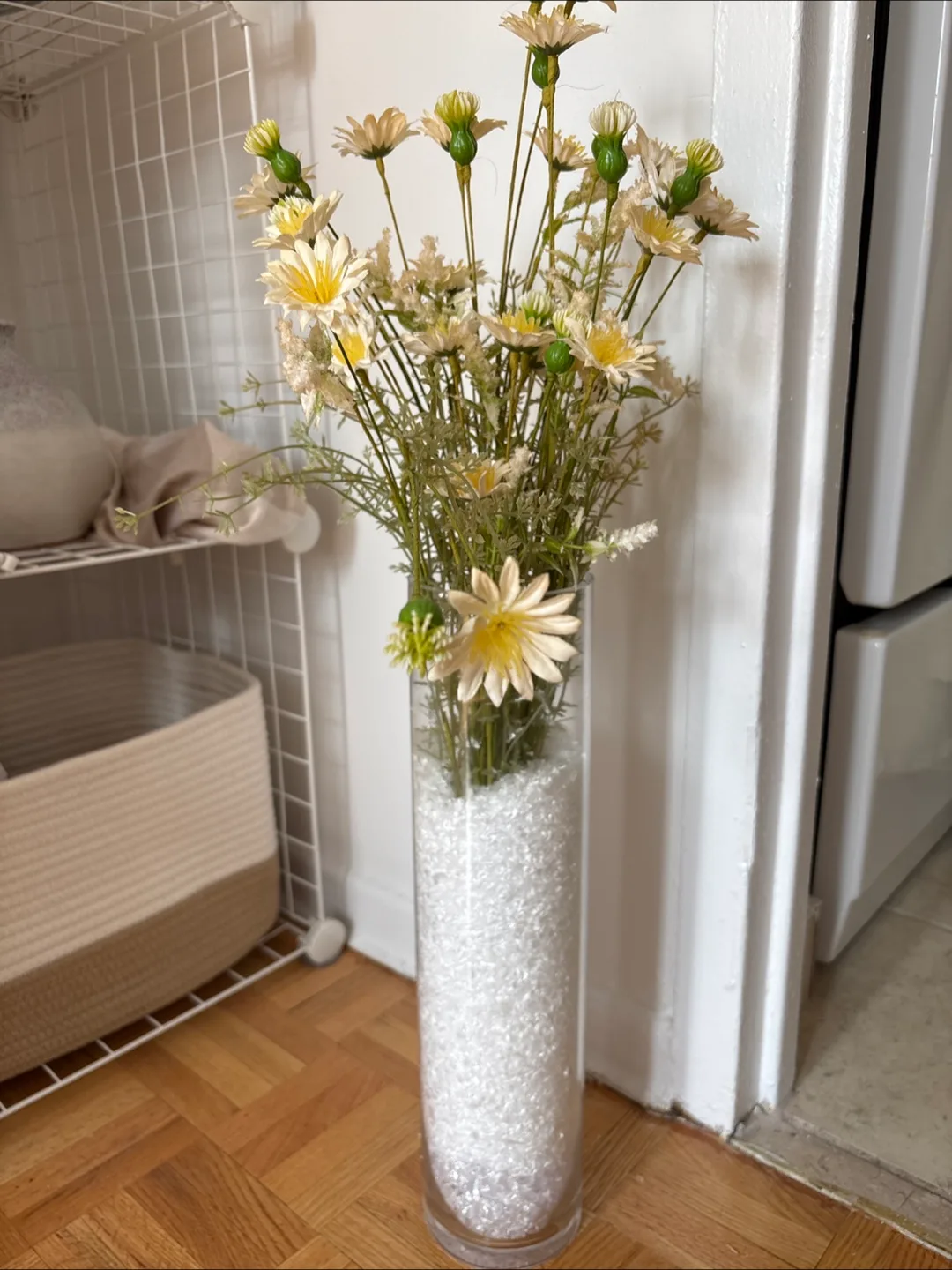 🧡 Faux White Flowers in Vase thumbnail