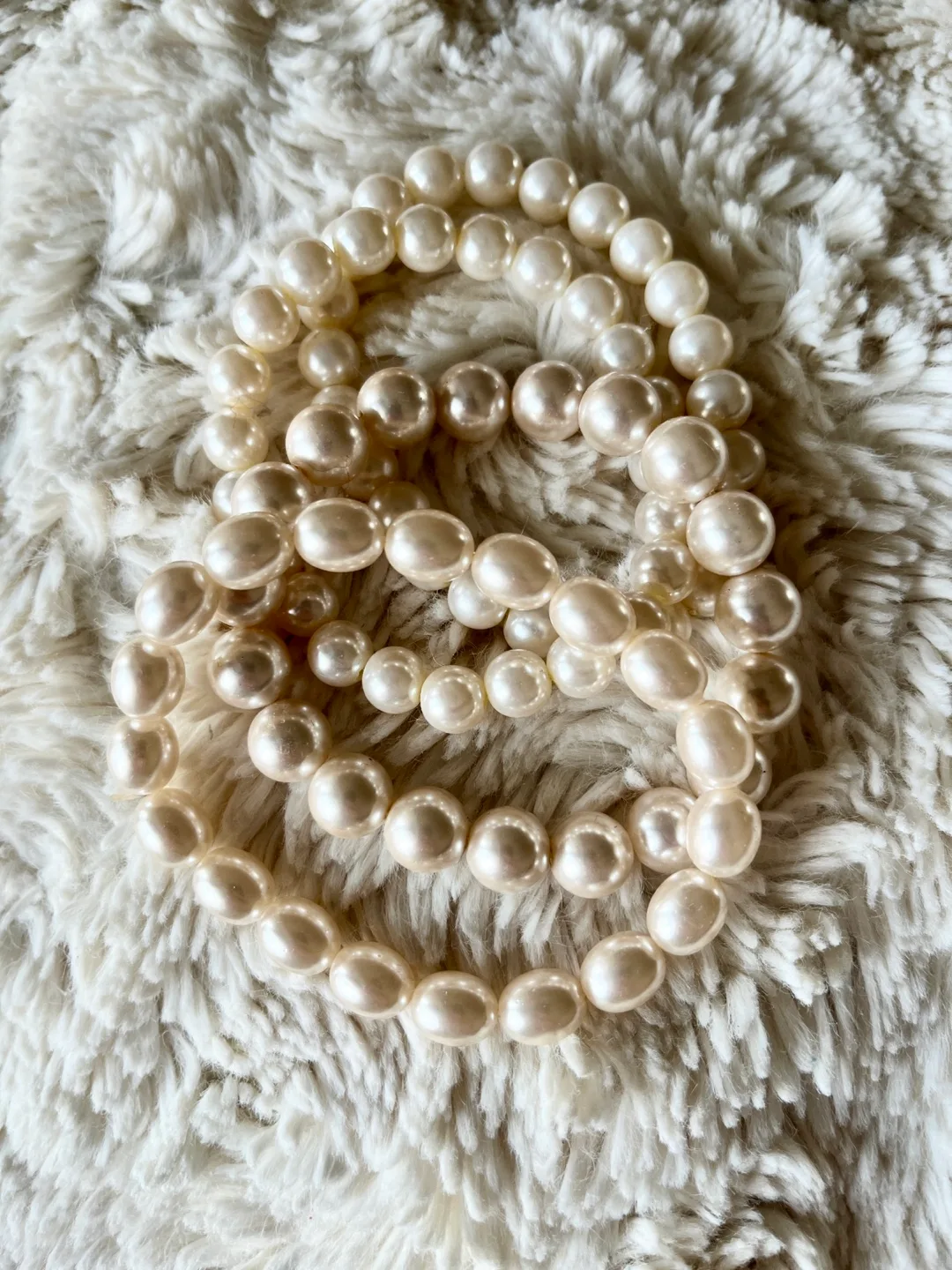 Set of 4 Elegant Faux Pearl Bracelets for a Classy Look image indicator(2)