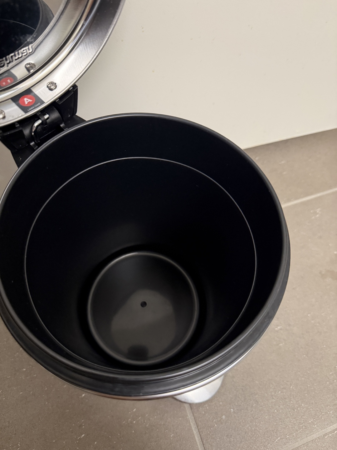 Simple human trash bin - photo 2