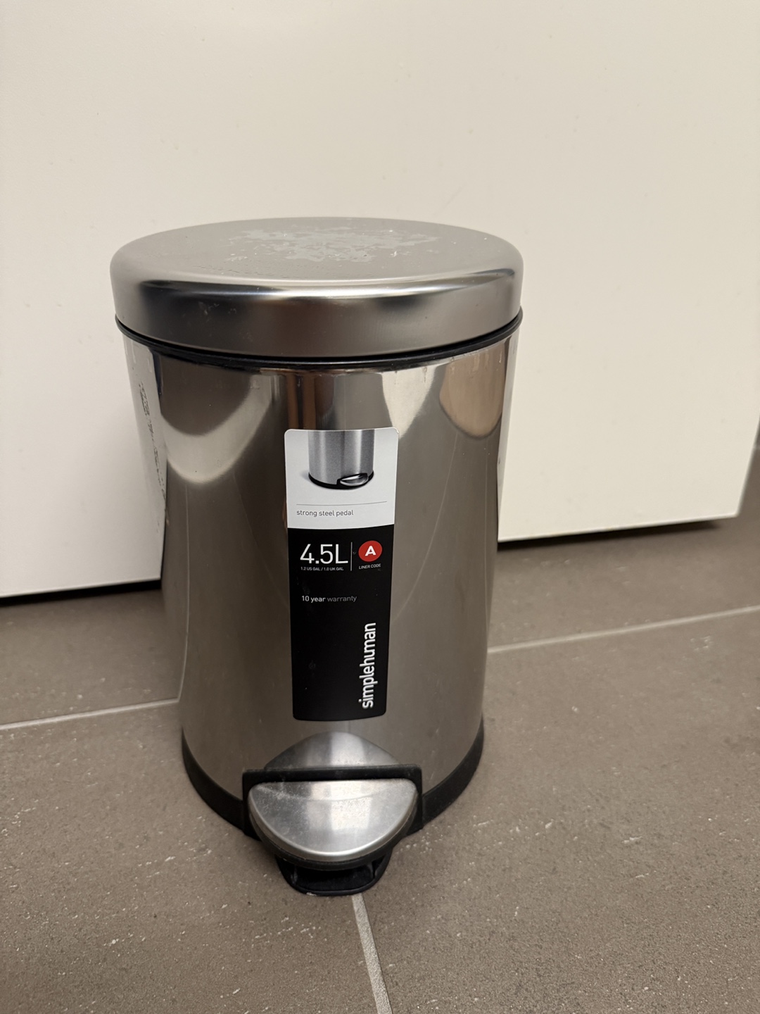 Simple human trash bin