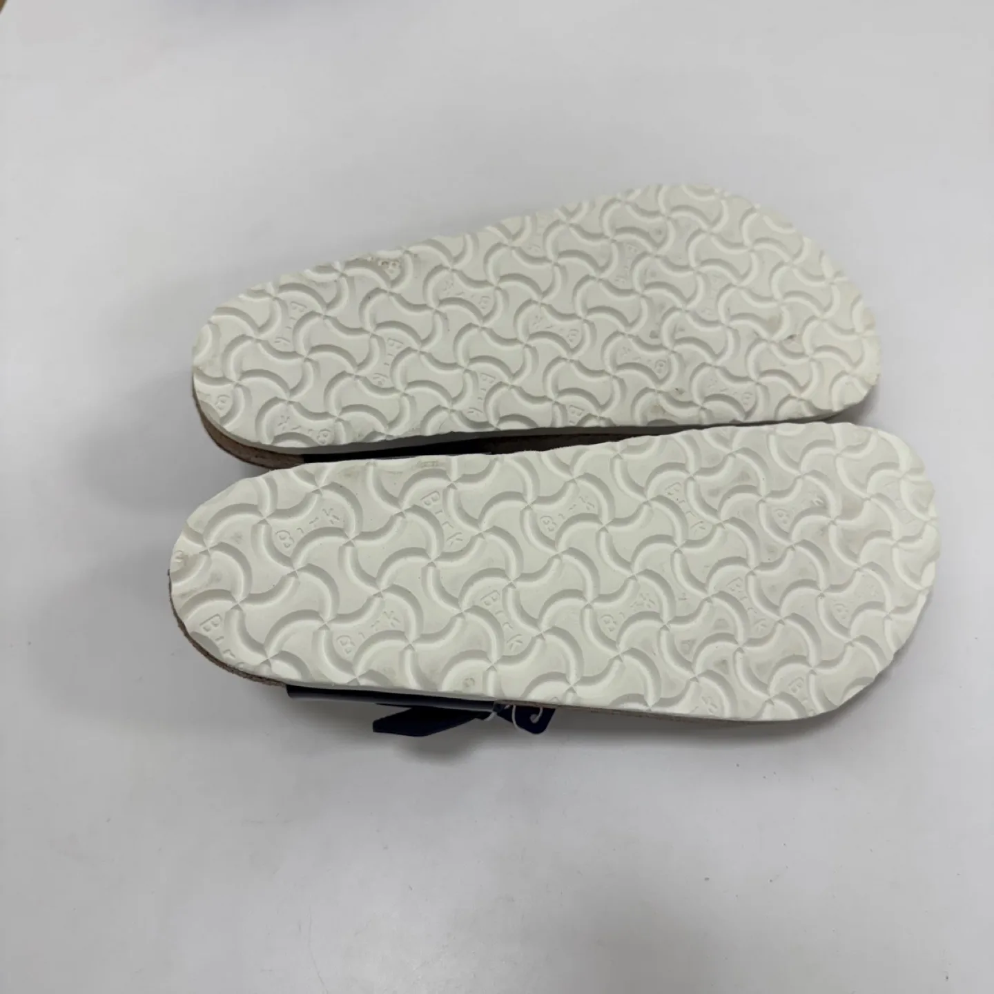 NEW Birkenstock Gizeh Sandals – Size 39 (Ladies 8 / Men 6) image indicator(2)