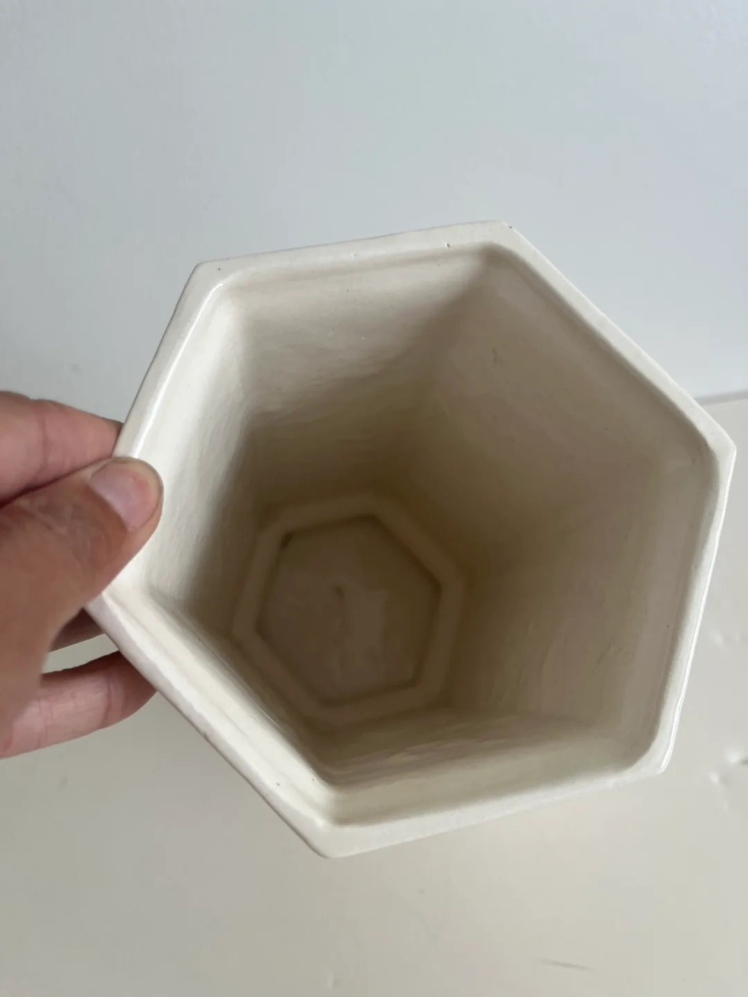 White Floral Embossed Vase image indicator(3)