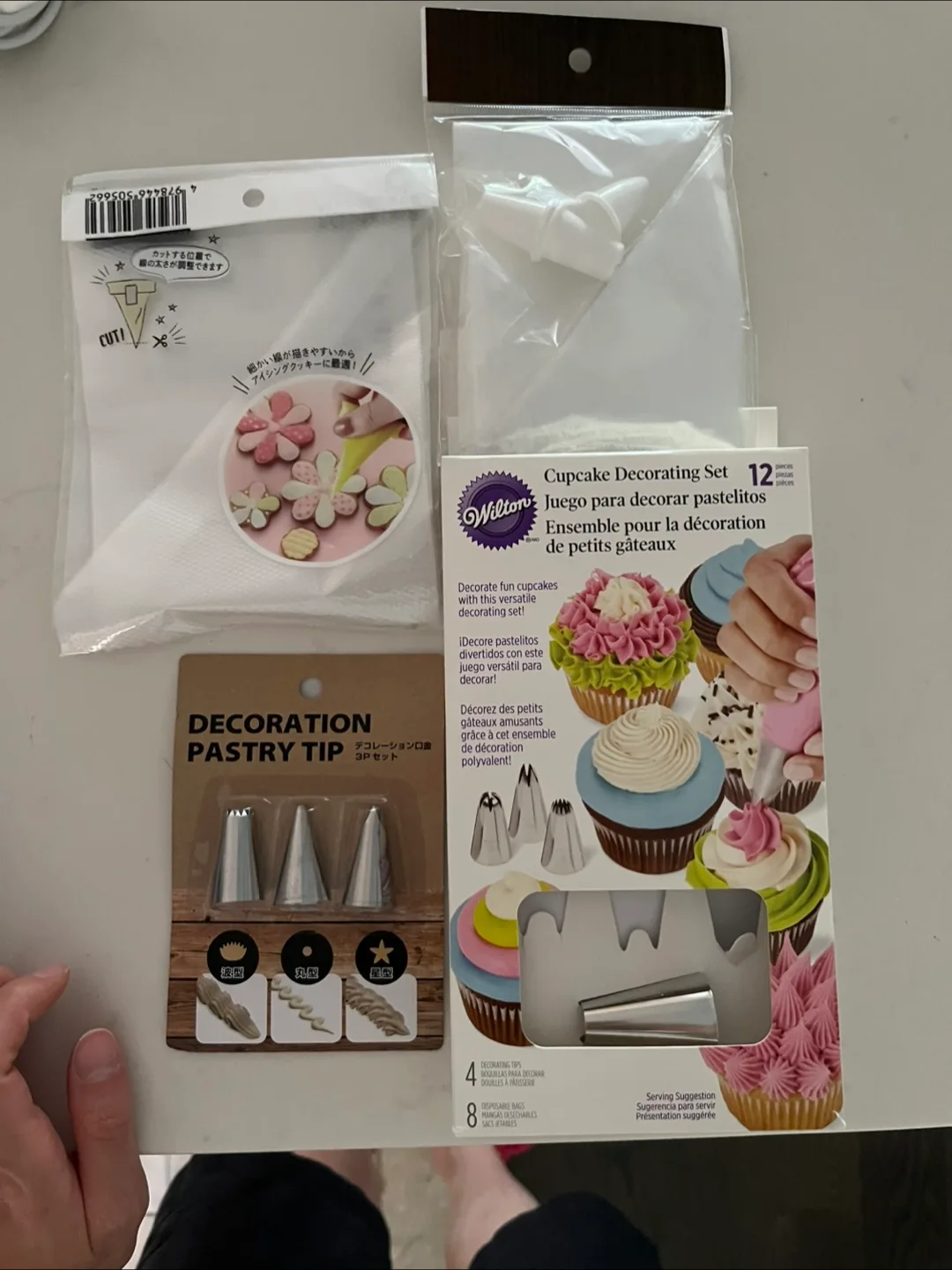 Bundle Wilton, assorted disposable piping bags and tips image indicator(2)