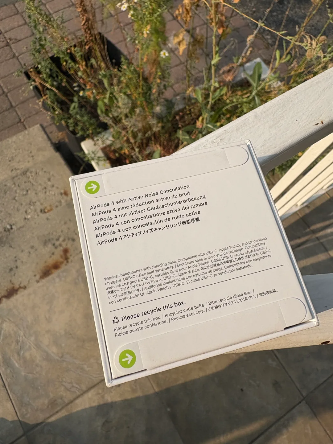 BRAND NEW! Apple Airpods 4 with ACTIVE NOISE CANCELLATION 2025 image indicator(2)