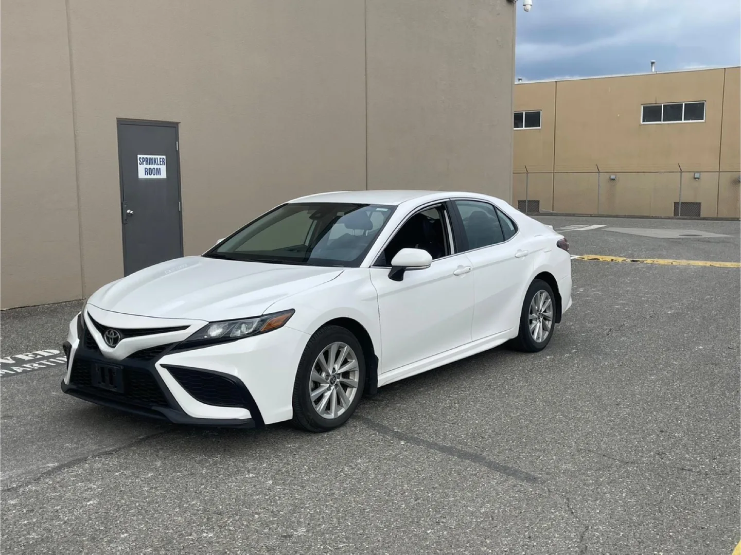 White Toyota Camry Sedan image indicator(5)