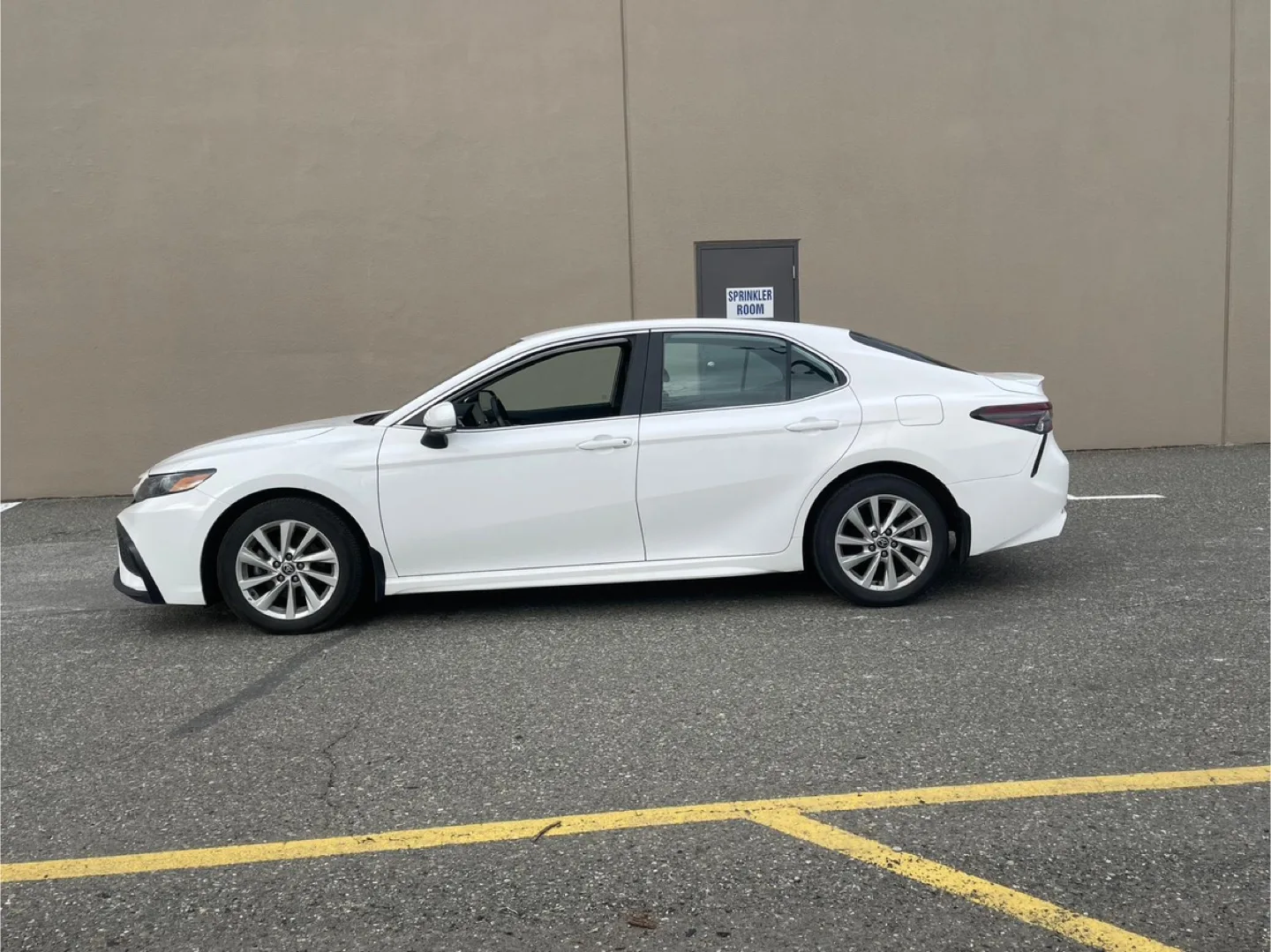 White Toyota Camry Sedan image indicator(4)