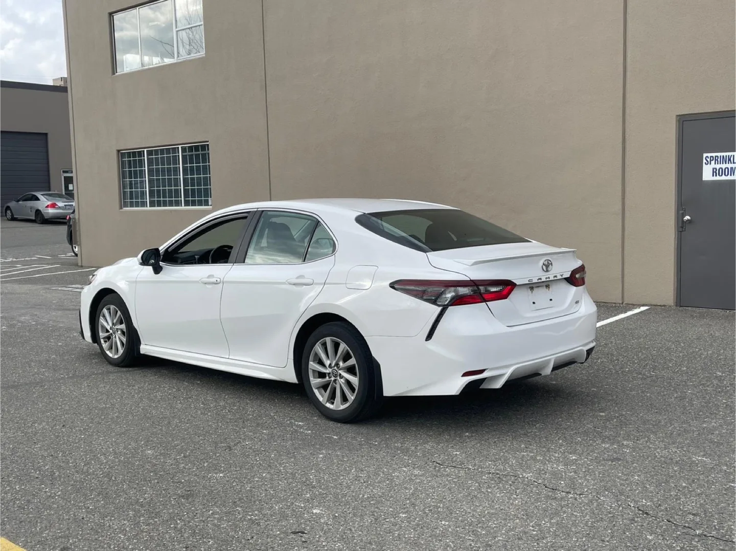 White Toyota Camry Sedan image indicator(3)