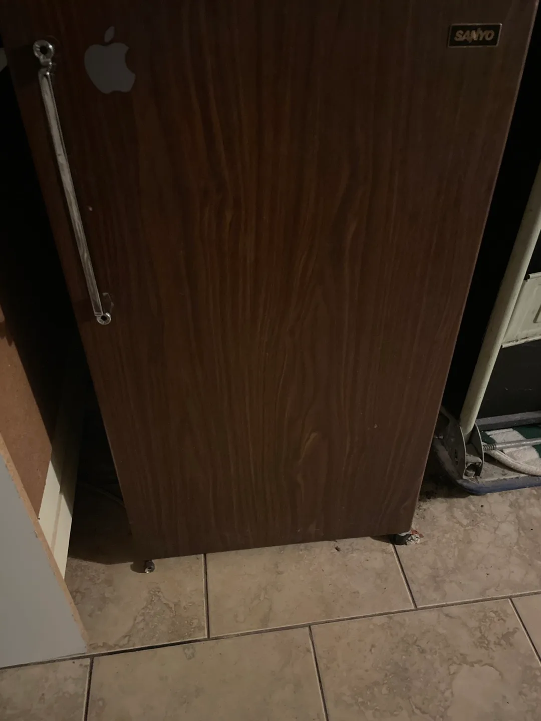 Sanyo Mini Fridge size 18”/18”/33”tall thumbnail
