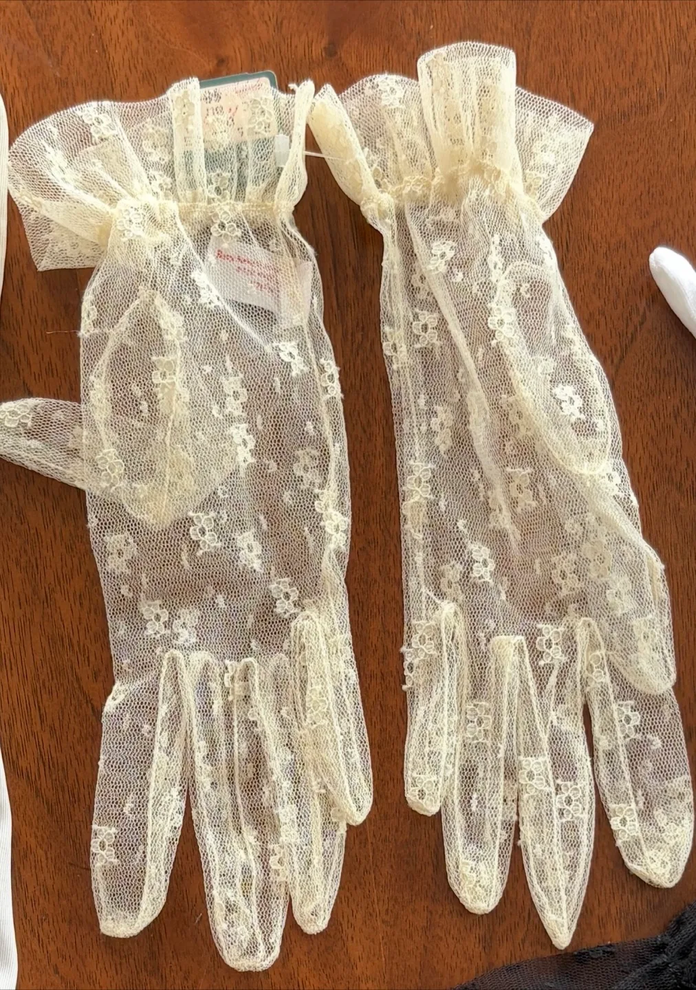 Vintage (NWT) Lace Gloves thumbnail