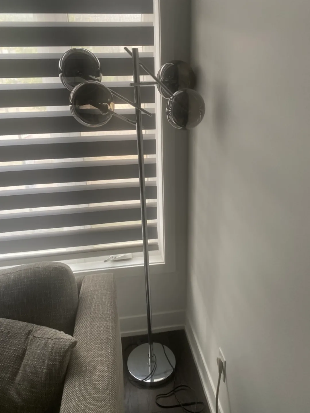 Modern Chrome Globe Floor Lamp image indicator(2)